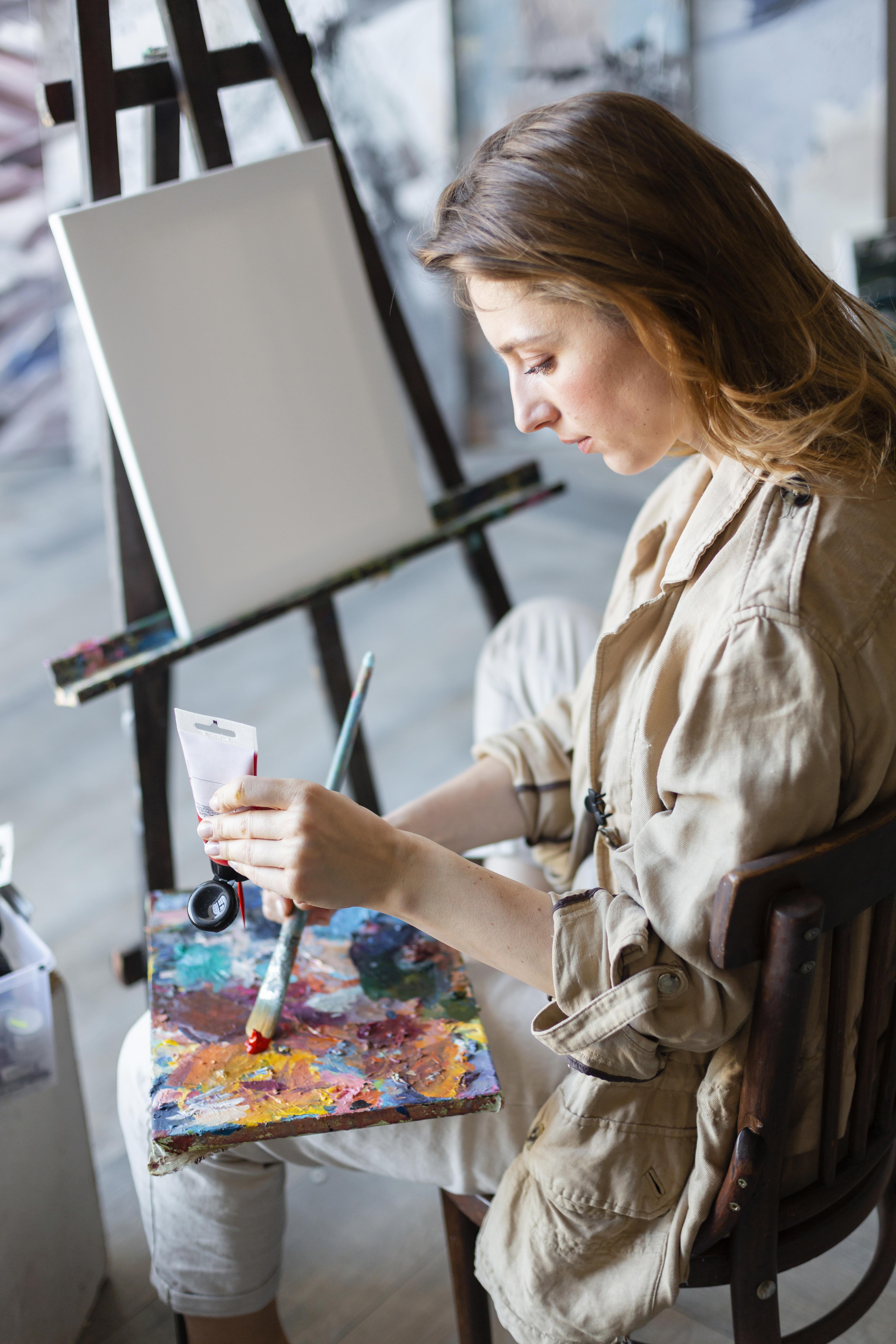 medium-shot-woman-painting